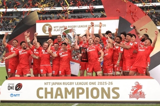 日本一に輝き、表彰式で喜ぶ神戸フィフティーン＝７日午後、東京都新宿区のＭＵＦＧスタジアム（撮影・丸山桃奈）
