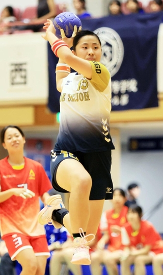 ハンドボール女子決勝・神戸星城-明石　前半、シュートを放つ神戸星城の尾崎＝神戸市立中央体育館（撮影・鈴木雅之）