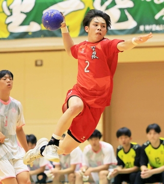 ハンドボール男子決勝・高砂南-神戸国際大付　前半、シュートを放つ神戸国際大付の下麦＝神戸市立中央体育館（撮影・鈴木雅之）