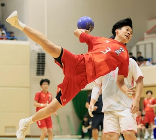 ハンドボール男子決勝・高砂南-神戸国際大付　前半、シュートを放つ神戸国際大付の大西＝神戸市立中央体育館（撮影・鈴木雅之）