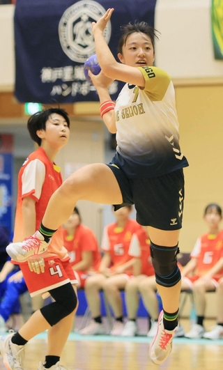 ハンドボール女子決勝・神戸星城-明石　前半、シュートを放つ神戸星城の武田＝神戸市立中央体育館（撮影・鈴木雅之）