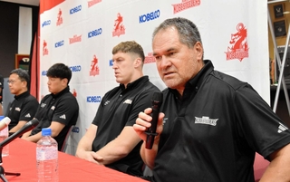 会見で質問に答える神戸の（右から）レニー・ヘッドコーチ、レタリック、李承信ら＝神戸市東灘区のチーム施設