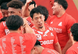 ７日の東京ベイ戦で優勝を決め、仲間と喜ぶ中嶋大希（中央）＝東京・ＭＵＦＧスタジアム（撮影・丸山桃奈）