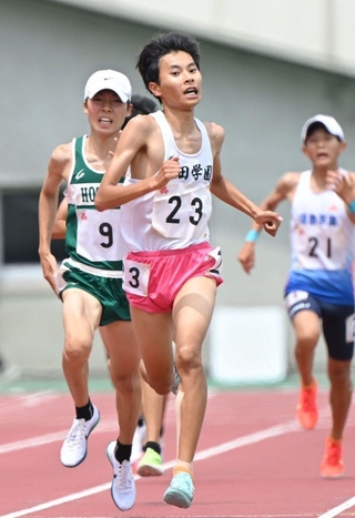 強豪校の選手たちを抑え、陸上男子５０００メートルで優勝した三田学園の福岡雄馬（２３）＝５月３１日、神戸市須磨区、ユニバー記念競技場（撮影・大田将之）