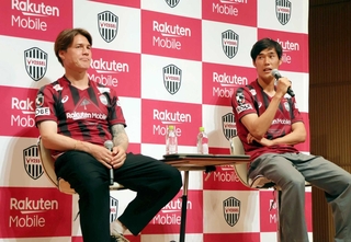 和やかなムードでサッカーへの思いを語り合う山川哲史選手（右）と酒井高徳選手＝神戸市産業振興センター