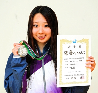 女子２００メートル平泳ぎを２年ぶりに制した松本悠里