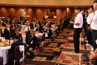 神戸高校ラグビー部創部１００周年記念式典で、ＯＢらを前にあいさつする後藤聡志主将（右）＝神戸市中央区、神戸ポートピアホテル