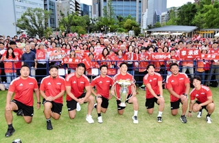 優勝報告会でファンと記念撮影に納まる上ノ坊（右端）、李承信（右から４人目）ら神戸の選手たち＝神戸市中央区、東遊園地