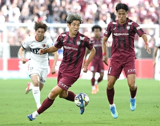 鹿島とのプレーオフラウンド第１戦で３得点を挙げた神戸の大迫（中央）。今季も武藤（右）や酒井らとチームを引っ張った＝５月３０日、ノエビアスタジアム神戸