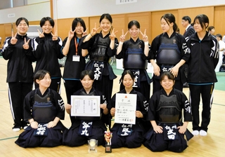 県高校総体の剣道女子団体で、初の近畿進出を決めた仁川の選手ら＝５日、県立武道館