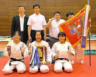 橋本省吾監督（左上）の指導を受け、初の全国高校総体へ出場する柔道女子団体優勝のクラーク姫路の選手ら（同校提供）