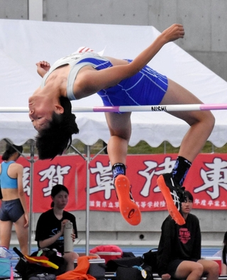 女子走り高跳び決勝　１メートル６８をクリアする明石清水の石井美優