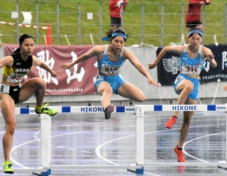 女子４００メートル障害決勝　優勝した姫路女学院の吉見若菜（中央）