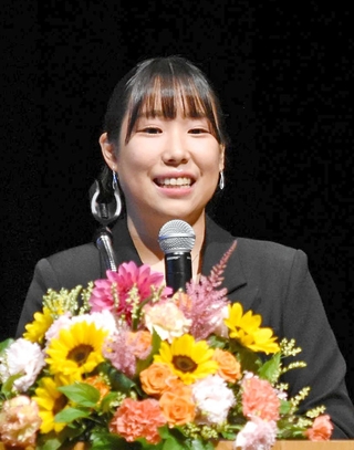 講演するフィギュアスケート元グランプリ・ファイナル女王の三原舞依さん＝神戸新聞松方ホール