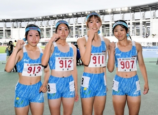 女子１６００メートルリレーを制した姫路女学院の（左から）吉見若菜、森垣虹羽、長沢唯、幸長愛美
