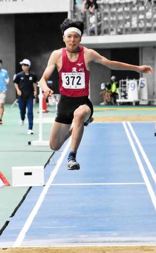 男子三段跳び決勝　優勝した滝川の板野結希＝滋賀県彦根市、平和堂ＨＡＴＯスタジアム
