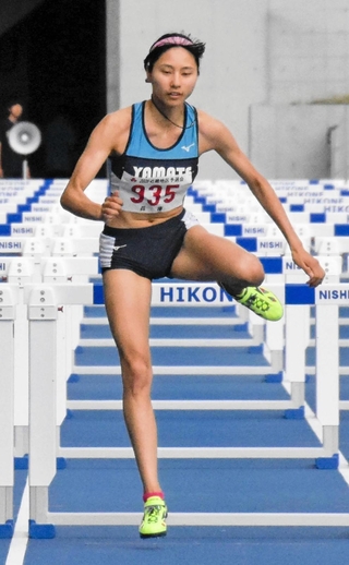 女子１００メートル障害決勝　優勝した神戸山手グローバルの二階堂咲＝滋賀県彦根市、平和堂ＨＡＴＯスタジアム