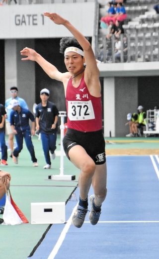男子三段跳び決勝　優勝した滝川の板野結希＝滋賀県彦根市、平和堂ＨＡＴＯスタジアム