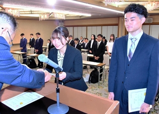 スーパーアスリートの指定証を授与される長森遥南（中央）と蔵敷慎人（右）＝神戸市中央区、楠公会館