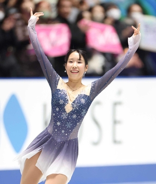 最後の全日本選手権で、ファンの大歓声に応える三原舞依さん＝２０２５年１２月、東京・国立代々木競技場