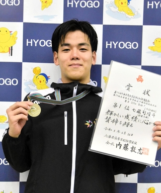 競泳男子２００メートル背泳ぎで優勝した彩星工科の七蔵司隆斗