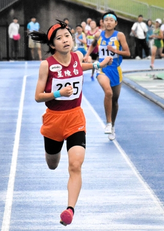 女子共通１５００メートル決勝　優勝した星陵台の森貞帆加