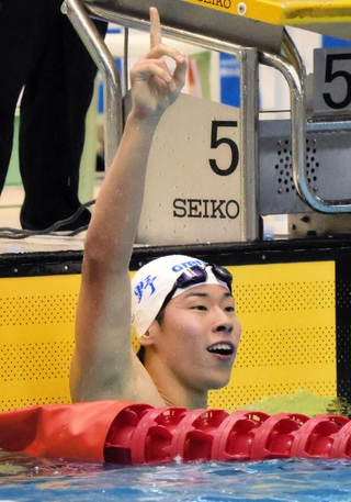 競泳男子２００メートル自由形を制し、人さし指を突き上げる龍野の上川馨平
