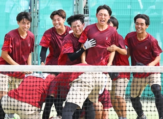 ソフトテニス男子団体決勝　優勝を果たして喜ぶ市尼崎の選手ら（撮影・斎藤雅志）