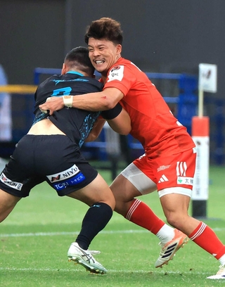 東京ベイ戦で相手の行く手を阻む神戸の上村樹輝＝７日、東京・ＭＵＦＧスタジアム（撮影・丸山桃奈）
