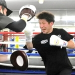 力強いミット打ちを見せる伊藤千飛（右）＝神戸市東灘区の真正ジム