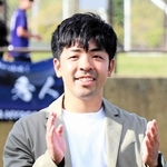 ２大会連続の天皇杯出場に導いたバサラ兵庫の木村暁監督（中央）＝９日、洲本市のアスパ五色
