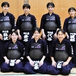 剣道女子団体で２連覇を果たした甲子園の選手たち
