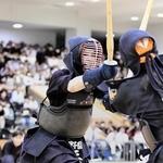 剣道女子団体決勝で鋭い面を放つ甲子園の大将三葉