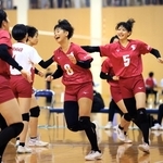 バレーボール女子決勝・氷上-親和　第１セット、得点し喜び合う一柳（８）ら親和の選手たち（撮影・吉田敦史）