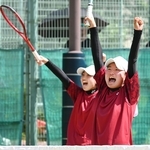 ソフトテニス女子団体決勝　得点を決めて喜ぶ須磨学園の金井・横田ペア（撮影・斎藤雅志）