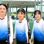 アーチェリー女子団体総合で２連覇した須磨学園の（左から）松下奏音、椋野葵、宮加谷優＝加東市滝野総合公園