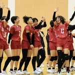 バレーボール女子決勝　親和に競り勝って初優勝を決め、応援席に手を振る親和の選手たち＝加古川市ＳＨＯＷＡグループ総合体育館（撮影・吉田敦史）