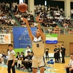 バスケットボール男子決勝・報徳-育英　前半、３点シュートを決める報徳の沢山陸＝西宮市ライフパートナーアリーナ（撮影・吉田敦史）
