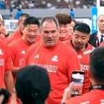 選手たちと日本一を喜ぶコベルコ神戸スティーラーズのデイブ・レニー・ヘッドコーチ（中央）＝７日午後、東京・ＭＵＦＧスタジアム（撮影・丸山桃奈）