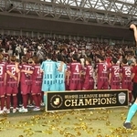 優勝時のお約束として、シャーレを高々と掲げた前川黛也を無視する神戸イレブン＝７日午後、神戸市兵庫区御崎町１、ノエビアスタジアム神戸（撮影・笠原次郎）