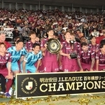 サポーターとともに優勝を喜ぶヴィッセル神戸イレブン＝７日午後、神戸市兵庫区のノエビアスタジアム神戸（撮影・笠原次郎）