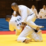 柔道男子90キロ級決勝　合わせ技で一本勝ちした社の原田晟波（右）＝高砂市総合体育館