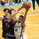 バスケットボール男子決勝・報徳-育英　後半、リバウンドを取る報徳のトンプシン（撮影・吉田敦史）