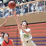 バスケットボール女子決勝・三田松聖-日ノ本　後半、シュートを決める三田松聖の三浦（７０）＝撮影・吉田敦史