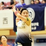 ハンドボール女子決勝・神戸星城-明石　前半、シュートを放つ神戸星城の尾崎＝神戸市立中央体育館（撮影・鈴木雅之）