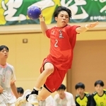 ハンドボール男子決勝・高砂南-神戸国際大付　前半、シュートを放つ神戸国際大付の下麦＝神戸市立中央体育館（撮影・鈴木雅之）