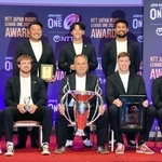 最優秀選手などに選ばれた神戸のレタリック（前列右から２人目）、新人賞の上ノ坊（後列中央）、功労賞の山下（同左）、優秀ヘッドコーチ賞のレニー・ヘッドコーチ（前列中央）、ベストタックラーのコストリー（同左から２人目）、ベストフィフティーンのレイナートブラウン（同左端）、サベア（後列右）、イオアサ（前列右端）の８人＝東京都内