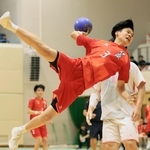 ハンドボール男子決勝・高砂南-神戸国際大付　前半、シュートを放つ神戸国際大付の大西＝神戸市立中央体育館（撮影・鈴木雅之）