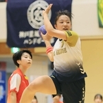 ハンドボール女子決勝・神戸星城-明石　前半、シュートを放つ神戸星城の武田＝神戸市立中央体育館（撮影・鈴木雅之）