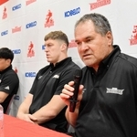 会見で質問に答える神戸の（右から）レニー・ヘッドコーチ、レタリック、李承信ら＝神戸市東灘区のチーム施設
